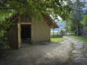 Jungsteinzeitliche Hausrekonstruktion Villanders-Plunacker im Feilichtbereich des archeoParc Schnalstal in SüdtirolRicostruzione della casa neolitica di Vilandro-Plunacker nellarea allaperto nellarcheoParc Val Senales in Alto AdigeNeolithic house reconstruction of Villandro-Plunacker at the open-air area of archeoParc Val Senales in South Tyrol