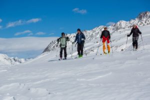 Skitour zur Ötzifundstelle mit dem Extrem-Skifahrer Axel NaglichSkitour al luogo di ritrovamento di Ötzi con lo scialpinista Axel Naglich Skitour to the findspot of the Iceman wit the extreme athlete Axel Naglich