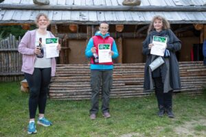 Die Siegerinnen des Bewerbs Bogenschießen, im Rahmen der Europameisterschaften für Prähistorische Waffen im archeoParc SchnalstalLa premiazione delle vincitrici del torneo di tiro con larco allarcheoParc Val Senales, tappa del campionato europeo per armi preistoriche Presentation ceremony for the winners of the archery competition, category Women, during the European Championship for Prehistoric Weapons at archeoParc Val Senales f.l.t.r.: Helena Martz (2 nd  place), Marlen Mischler  (1st place), Conny Heinzelmann (3rd place) September 2021