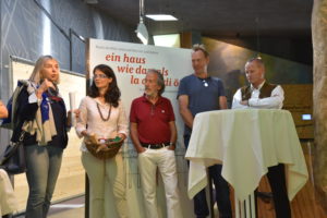 Eröffnung der Ausstellung Ein Haus wie damals. Bauen mit Holz, Lehm und Reet seit 5.000 Jahren im archeoParc SchnalstalInaugurazione della mostra La casa di Ötzi. La ricostruzione di una capanna preistorica presso larcheoParc della val Senales Exhibition on a Cupper Age house reconstruction and its building materials still used in creating modern environmentally sustainable buildings at archeoParc Val Senalesf.l.t.r. Raffaela Poggiani Keller, Johanna Niederkofler, Gianni Bodini, Wulf Hein, Karl Josef Rainer