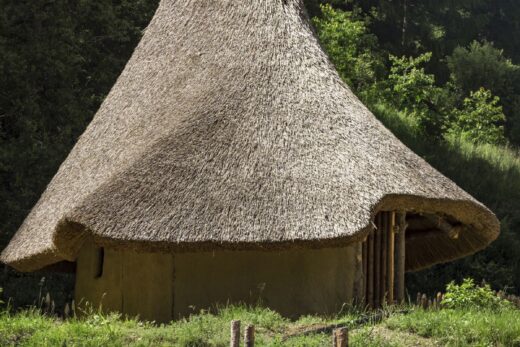 Jungsteinzeitliche Hausrekonstruktion im Freigelände des archeoParc SchnalstalRicostruzione di una capanna neolitica nellarea allaperto dellarcheoParc Val SenalesNeolithic house reconstruction at the open air area of archeoParc Val Senales