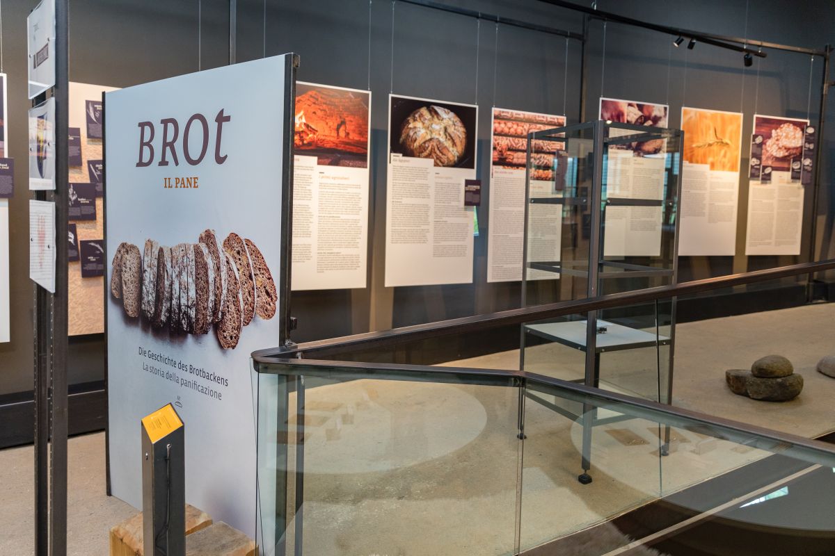 Sonderausstellung zur Geschichte des Brotbackens im archeoParc SchnalstalMostra temporanea sulla storia della panificazione nellarcheoParc Val SeanlesSpecial exibition about the history of bread making at the archeoParc Val Senales