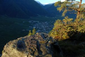 Schalenstein Lousplatt oberhalb KastelbellPietra a copelle sopra CastelbelloCupstone above the village of Castelbello