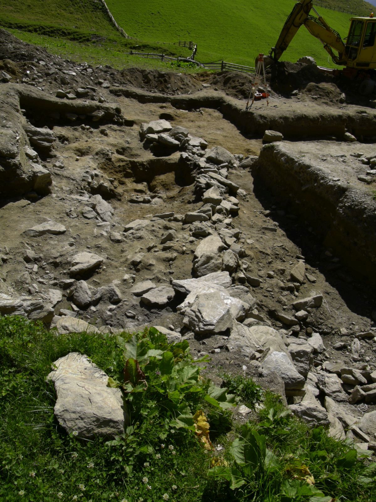 Reste eines eisenzeitlichen ViehpferchsResti di una recintazione pastorale dellEtà del ferroIron Age enclosure for herd-animals900-700 BCSchnals-Rautwiese