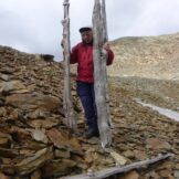 Entdeckerin Christine Iglspacher am Langgrubjoch<br />Christine Igelspacher, che ha scoperto il sito archeologico sul giogo Fossalunga<br />Discoverer Christine Iglspacher with prehistoric planks