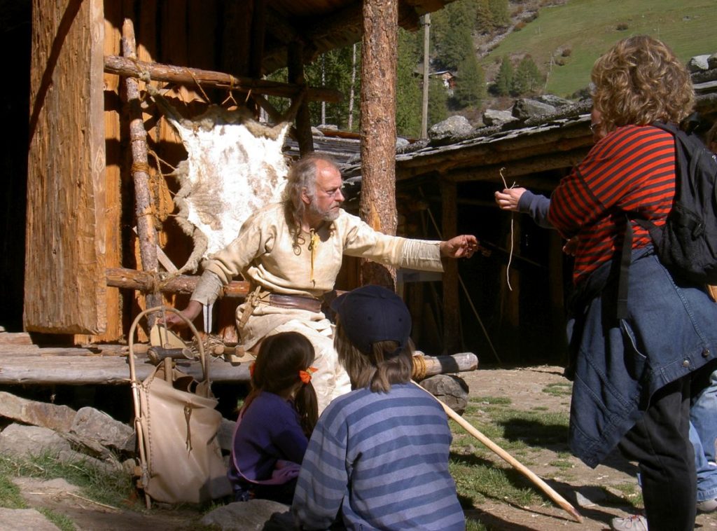 Steinzeitmann Rula (Eckhard Czarnowski, D) im archeoParc zu Gast <br/>Uomo preistorico in visita all'archeoParc<br/>Living History at archeoParc