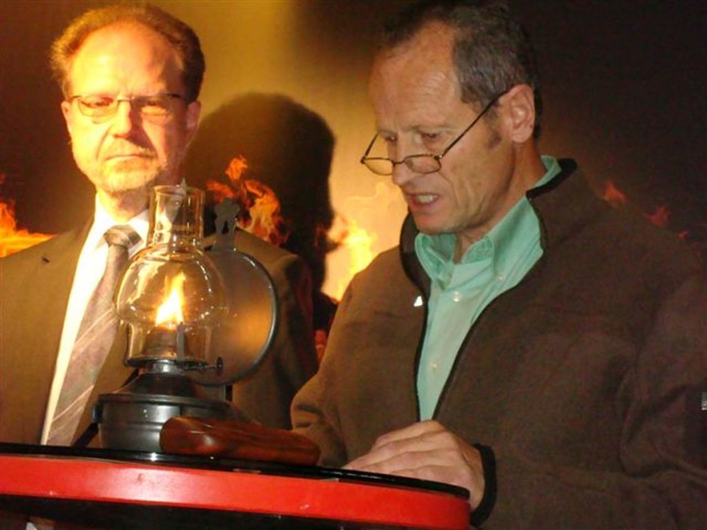 Dr. Rainer Hoffman, Direktor des Fränkische Schweiz Museums in Tüchersfeld (D) und Bürgermeister Karl Josef Rainer bei der Eröffnung der Ausstellung Feuer, Fluch und Segen<br/>Inaugurazione della mostra Il fuoco. Buon servitore, cattivo padrone<br/>Inauguration of the exhibition on using fire in history