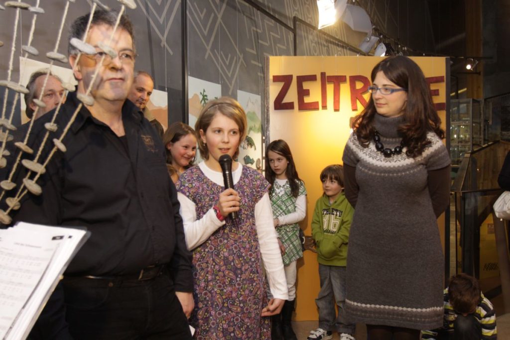 Eröffnung der Karthauser Schülerausstellung Zeitreise im April 2010: Schulleiter Erwin Grüner und archeoParc-Leiterin Johanna Niederkofler <br/>Inaugurazione della mostra scolaresca Zeitreise<br/>Opening of the exhibition project Zeitreise