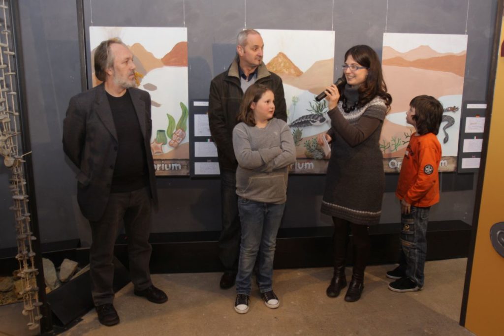 Eröffnung der Karthauser Schülerausstellung Zeitreise im April 2010: Direktor Christian Köllemann, Kulturassessor Otto Rainer und archeoParc-Leiterin Johanna Niederkofler <br/>Inaugurazione della mostra scolaresca Zeitreise<br/>Opening of the exhibition project Zeitreise