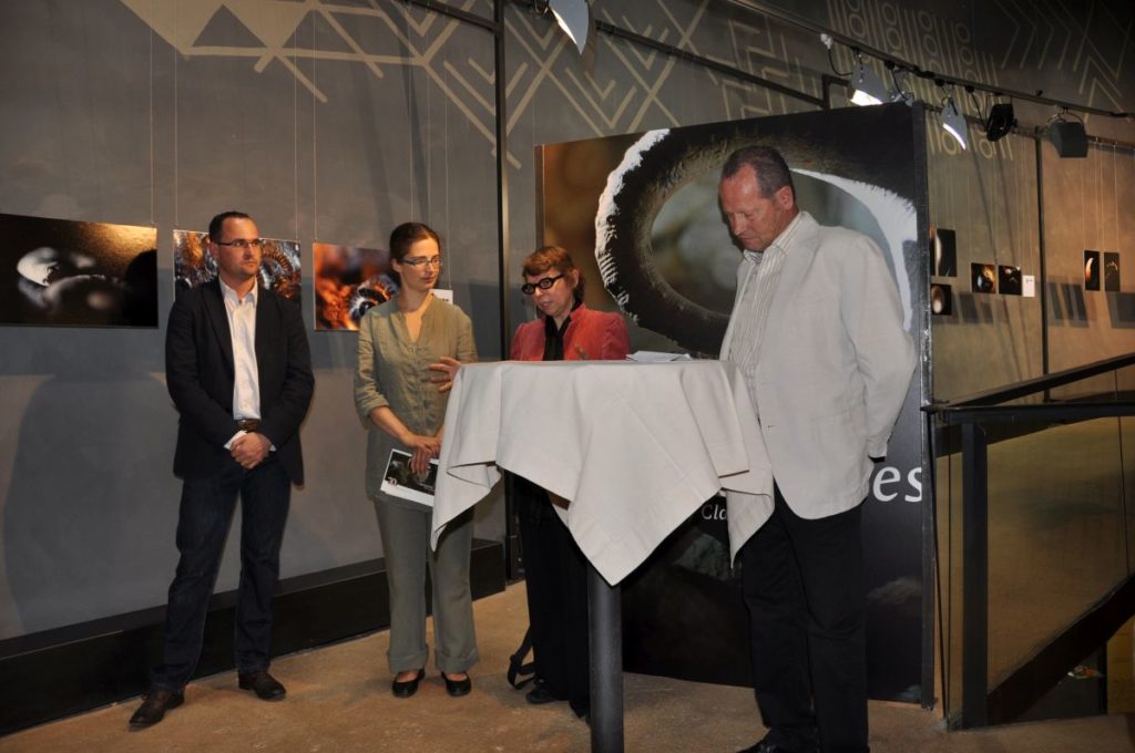 Vereinsvorsitzender Alexander Rainer, archeoParc-Leiterin Johanna Niederkofler, die Pariser Fotografin Claire Artemyz und der Schnalser Bürgermeister Karl Josef Rainer bei der Eröffnung der Fotoausstellung Memories von Atremyz<br/>Inaugurazione della mostra fotografica Memories<br/>Opening ceremony of the photography exhibition Memories