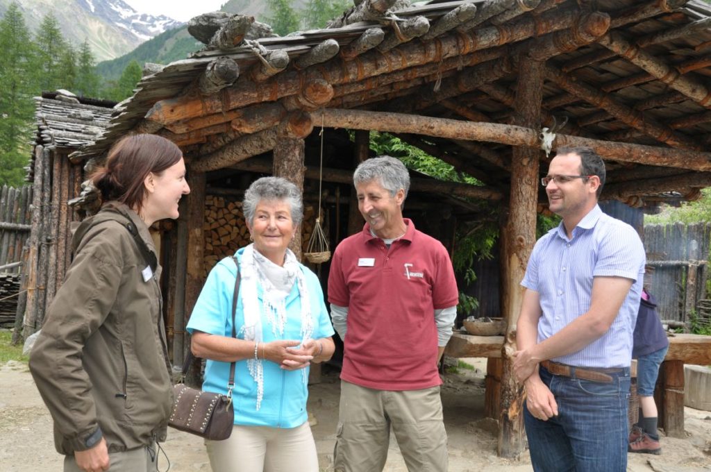 Die Ötzifinderin Erika Simon im archeoParc zu Besuch, am Bild im Freilichtbereich mit unseren Mitarbeitern Irene Egger und Ernst Gamper und Vereinspräsident Alexander Rainer<br/>Erika Simon che nel ´91 ha scoperto lUomo venuto dal ghiaccio sul luogo di Tisa in visita allarcheoParc <br/> Erika Simon visits the archeoParc. She is the discoverer of the Iceman.