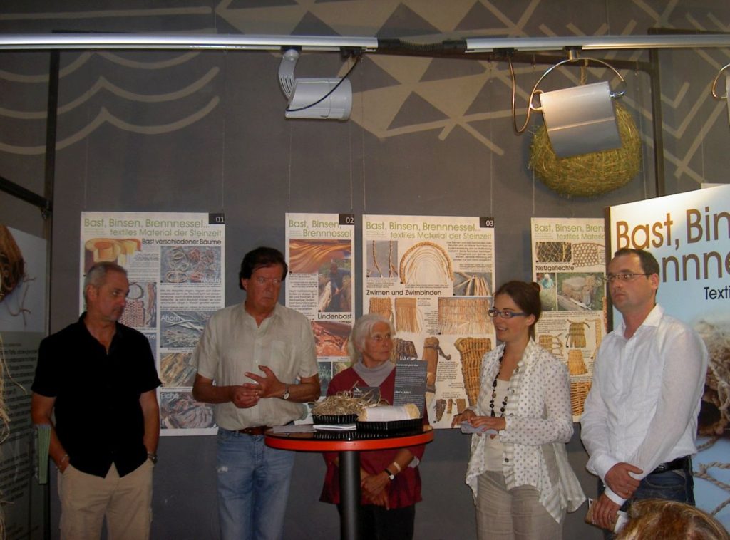 Eröffnung der Ausstellung Bast Binsen Brennessel mit Kulturassessor Otto Rainer, Bürgermeister Robert Variola, Archäotechnikerin Anne Reichert, Museumsleiterin Johanna Niederkofler und Vereinspräsident Alexander Rainer <br/>Inaugurazione della mostra sulle fibre vegetali usati nelletà della pietra <br/>Opening ceremony of the exhibition on working organic fibres in prehistory