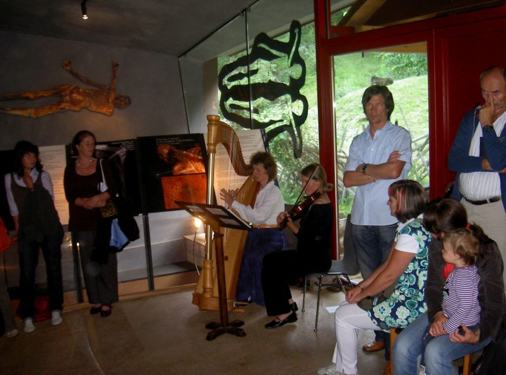 Eröffnung der Ausstellung Bast Binsen Brennessel von Anne Reichert im archeoParc <br/>Inaugurazione della mostra sulle fibre vegetali usati nelletà della pietra <br/>Opening ceremony of the exhibition on working organic fibres in prehistory