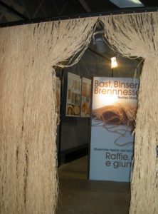 Ausstellung Bast Binsen Brennessel von Anne Reichert im archeoParcMostra sul uso del libro, delle ortiche e giuncacee presso larcheoParcExhibition on working organic fibres like as bast in prehistoric times