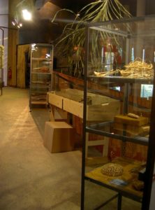 Ausstellung Bast Binsen Brennessel von Anne Reichert im archeoParcMostra sul uso del libro, delle ortiche e giuncacee presso larcheoParcExhibition on working organic fibres like as bast in prehistoric times