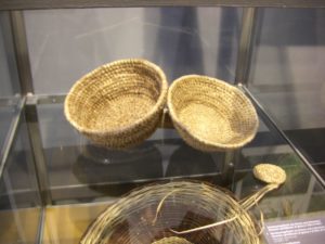 Ausstellung Bast Binsen Brennessel von Anne Reichert im archeoParcMostra sul uso del libro, delle ortiche e giuncacee presso larcheoParcExhibition on working organic fibres like as bast in prehistoric times