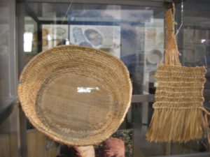 Ausstellung Bast Binsen Brennessel von Anne Reichert im archeoParcMostra sul uso del libro, delle ortiche e giuncacee presso larcheoParcExhibition on working organic fibres like as bast in prehistoric times