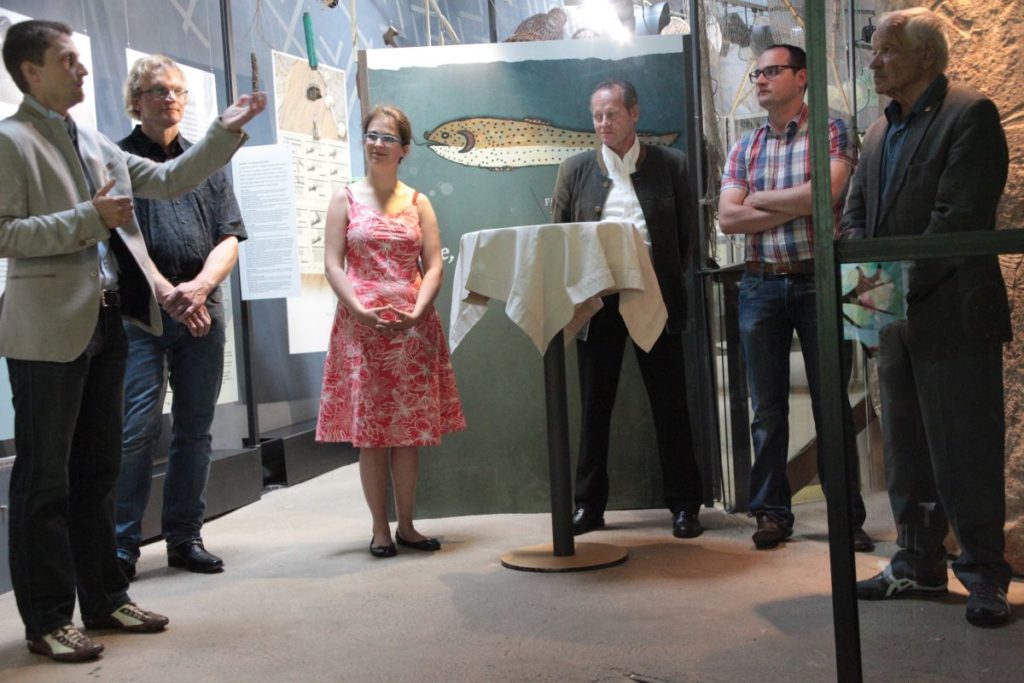 Eröffnung der Ausstellung zur Kulturgeschichte der Fischerei im Beisein von Andreas Riedl, Präsident des Südtiroler Fischereiverbands, der Kuratoren Jörg Nadler und Johanna Niederkofler, Bürgermeister Karl Josef Rainer, dem Präsidenten unseres Trägervereins, Alexander Rainer, und Silvano Pergher für den Fischerverein Schnals<br/>Inaugurazione della mostra sulla storia della pesca<br/>Opening of the exhibition on the history of fishing