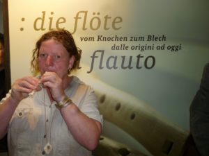 Ausstellung zur Geschichte der Flöte von Edith Exo und Johanna NiederkoflerMostra sulla storia dei flautiExhibition on the history of the flutes