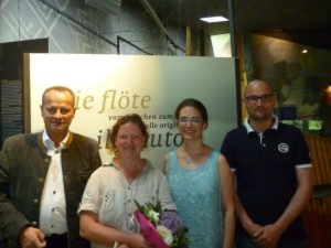 Bürgermeister Karl Josef Rainer (links) und archeoParc-Präsident Alexander Rainer mit den Kuratorinnen der Ausstellung zur Geschichte der Flöte Inaugurazione della mostra sulla storia dei flautiOpening of the exhibition on the history of the flutes