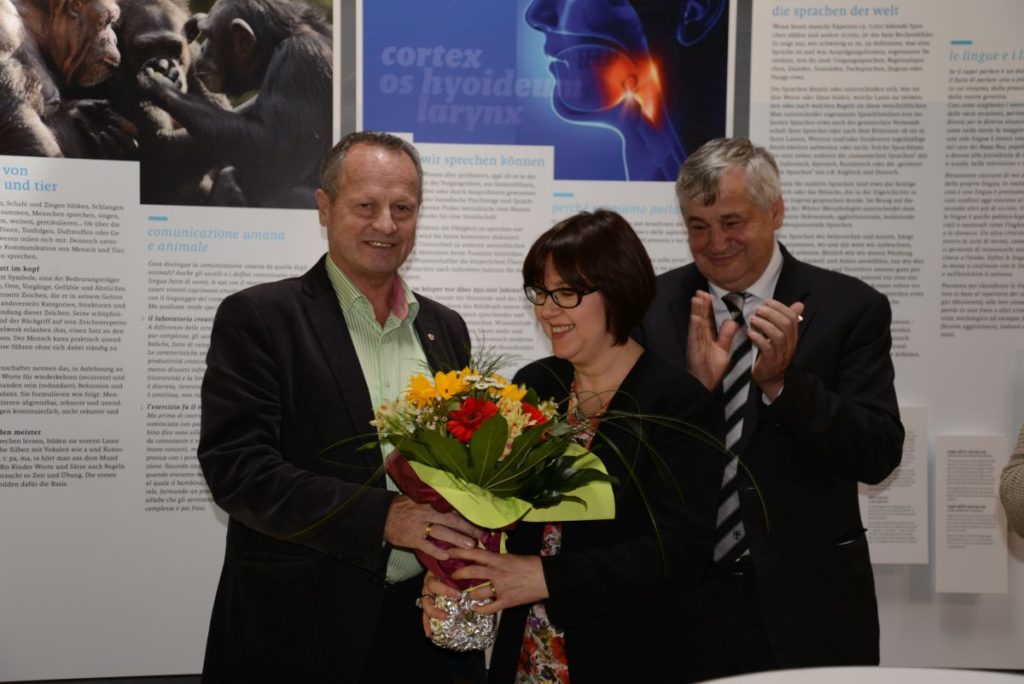 Kuratorin Simona Marchesini mit Museen-Landesrat Florian Mussner (rechts)und Bürgermeister Karl Josef Rainer (links)<br/>La curatrice Simona Marchesini con lassesore provinciale Florian Mussner e il sindaco del comune di Senales Karl Josef Rainer<br/>Opening ceremony of the exhibition on the history of languages together with the curator Simona Marchesini an politicians