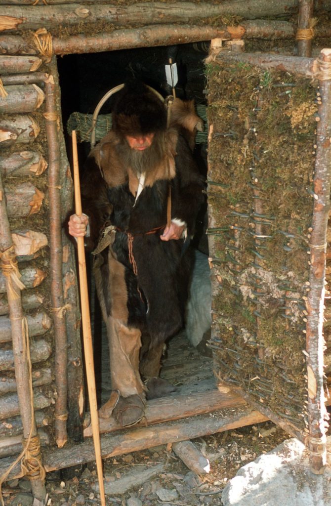 Living-History-Darbietung im archeoParc-Freilichtbereich<br/>Rievocazione preistorica nellarea allaperto dellarcheoParc<br/>Heritage interpretation performance at archeoParc