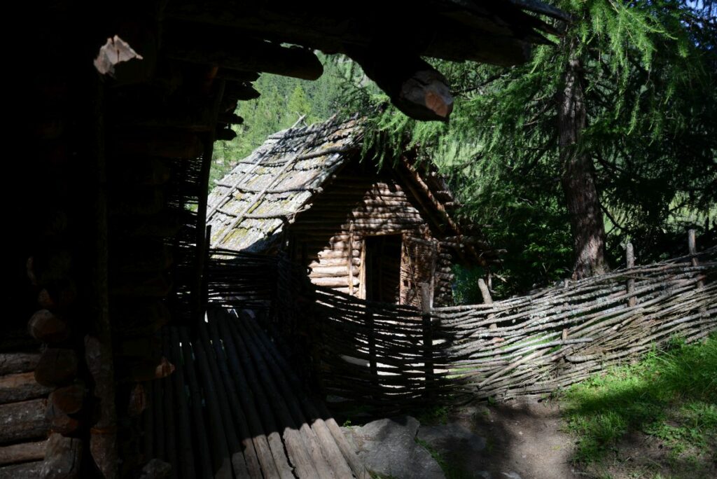 Hausgruppe Nördliches Alpenvorland im archeoParc Schnalstal (Auschnitt)<br/>Capanne delle prealpi settentrionali nellarcheoParc della Val Senales (Dettaglio)<br/>Houses North Alpine Foreland of archeoParc Val Senales (detail)<br/><br/>2900-2600 BC <br/>Alleshausen-Grundwiesen, D