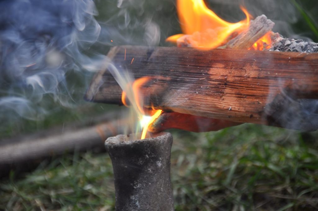Vorführung zum jungsteinzeitlichen Kupferguss im archeoParc Schnalstal<br/>Dimostrazione della fusione del rame allarcheoParc Val Senales<br/>Demonstration of smelting copper at archeoParc Val Senales