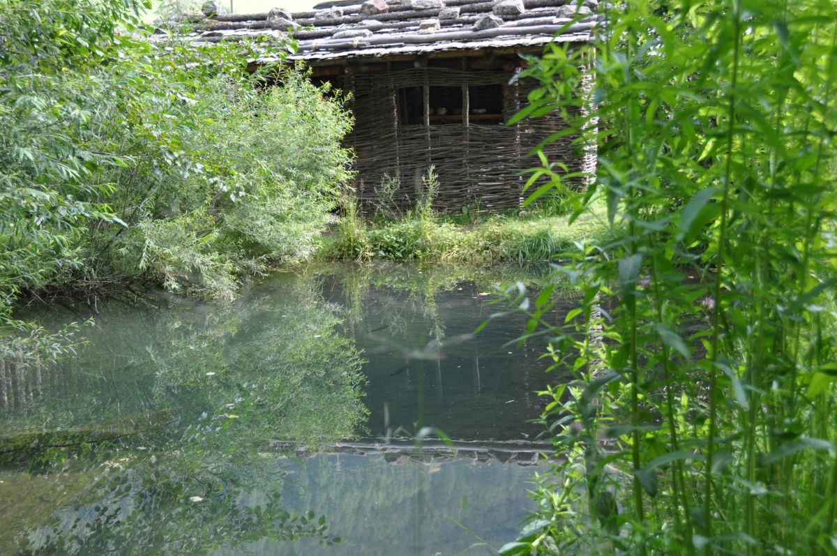 Teich im archeoParc FreilichtbereichLaghetto nellarcheoParc ValSenales Lake at the outside area of archeoParc Val Senales