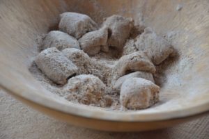 Teig zum Stockbrot backen in der Besucherwerkstatt im archeoParc SchnalstalImpasto per il laboratorio della panificazione nellarcheoParc Val SenalesPastry for the hands-on activity Baking bread at archeoParc Val Senales