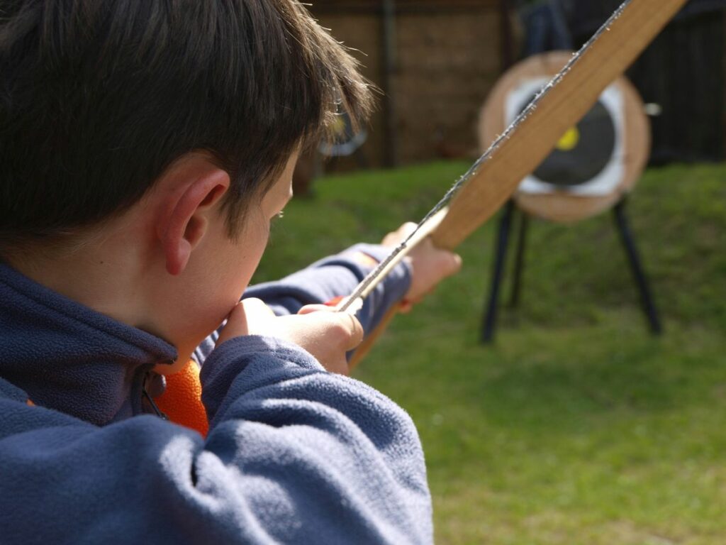 Bogenschießen im archeoParc Freigelände<br/>Tiro con larco nellarea allaperto dellarcheoParc<br/>Bow and arrow on the archery range at the outside area of archeoParc Val Senales<br/>