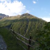 Blick vom Weg zur Mastaunalm auf Kreuzspitz und Nockspitz<br />Vista della Cima della Croce e Cima del Dosso<br />A view from the Val Mastaun valley of the Kreuzspitz and Nockspitz (left to right)