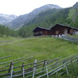 Nach einer Stunde Wanderung vom archeoParc in Unser Frau erreicht die Gruppe die Mastaunalm<br /> Partendo dallarcheoParc il gruppo raggiunge la malga Mastaun dopo unoretta di camminata<br /> After a one-hour walk from archeoParc the group reaches the alm Mastaun<br /><br />1810 m