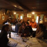 Abendessen in der Stube der Mastaunalm<br />Cena nella stube della malga Mastaun<br />Having dinner at the living area, the stube, of the alm Mastaun<br /><br />1810 m
