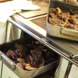 Vorbereitungen des Abendessens in der Küche der Mastaunalm, es gibt Schöpsernes, Schafbraten<br />Nella cucina della malga Mastaun: presto si servirà pecora e patate al forno, un piatto tipico senalese<br />In the kitchen of the alm Mastaun Val Senales style oven-roasted sheep before serving