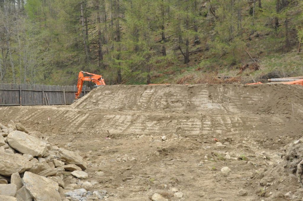 Geländemodellierung für das neue Areal im Freilichtbereich<br/>Modellamento del terreno per larea nuova della zona allaperto dellarcheoParc della val Senales<br/>Earthmoving for the new outside area of archeoParc