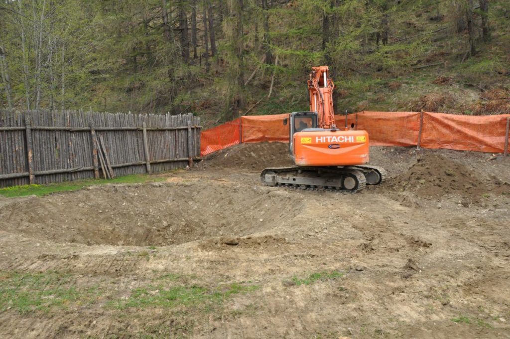 Geländemodellierung für das neue Areal im Freilichtbereich<br/>Modellamento del terreno per larea nuova della zona allaperto dellarcheoParc della val Senales<br/>Earthmoving for the new outside area of archeoParc