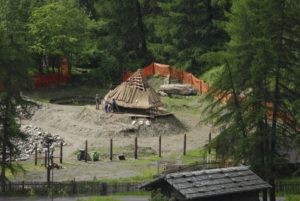 Arbeiten für das neue Areal im FreilichtbereichLavori nellarea nuova della zona allaperto dellarcheoParc della val SenalesWorking for the new outside area of archeoParc Summer 2016