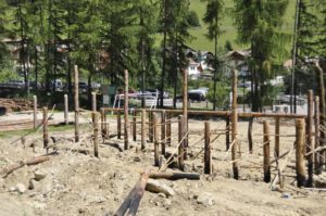 Arbeiten für das neue Areal im FreilichtbereichLavori nellarea nuova della zona allaperto dellarcheoParc della val SenalesWorking for the new outside area of archeoParc Summer 2016