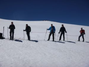 Gletschertour zur Ötzifundstelle mit Hans KammerlanderEscursione alpinistica al luogo di ritrovamento dellUomo venuto dal ghiaccio con Hans KammerlanderMountaineering trip to the findspot of the Iceman with Hans KammerlanderÖtzi Glacier Tour Summer 2016
