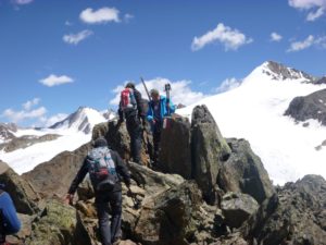 Gletschertour zur Ötzifundstelle mit Hans KammerlanderEscursione alpinistica al luogo di ritrovamento dellUomo venuto dal ghiaccio con Hans KammerlanderMountaineering trip to the findspot of the Iceman with Hans KammerlanderÖtzi Glacier Tour Summer 2016