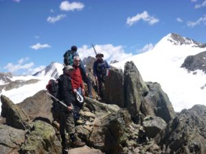 Gletschertour zur Ötzifundstelle mit Hans KammerlanderEscursione alpinistica al luogo di ritrovamento dellUomo venuto dal ghiaccio con Hans KammerlanderMountaineering trip to the findspot of the Iceman with Hans KammerlanderÖtzi Glacier Tour Summer 2016