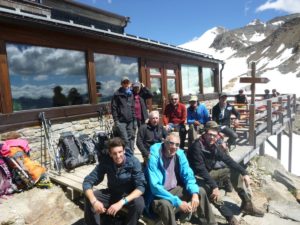 Gletschertour zur Ötzifundstelle mit Hans KammerlanderEscursione alpinistica al luogo di ritrovamento dellUomo venuto dal ghiaccio con Hans KammerlanderMountaineering trip to the findspot of the Iceman with Hans KammerlanderÖtzi Glacier Tour Summer 2016