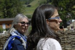 Die lombardische Archäologin Raffaella Poggiani und Johanna Niederkofler bei der Eröffung der Ausstellung Ein Haus wie damals<br />Larcheologa Raffaella Poggiani, già soprintendente per larcheologia della Lombardia, e Johanna Niederkofler in occasione dellinnaugurazione della mostra La casa di Ötzi<br />The Italian archeologist Raffaella Poggiani and archeoParc director Johanna Niederkofler at the opening ceremony of the photography exhibition on reconstructing a Bell-Baker Culture house at archeoParc Val Senales<br /><br />July 2016