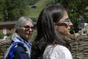 Die lombardische Archäologin Raffaella Poggiani und Johanna Niederkofler bei der Eröffung der Ausstellung Ein Haus wie damalsLarcheologa Raffaella Poggiani, già soprintendente per larcheologia della Lombardia, e Johanna Niederkofler in occasione dellinnaugurazione della mostra La casa di ÖtziThe Italian archeologist Raffaella Poggiani and archeoParc director Johanna Niederkofler at the opening ceremony of the photography exhibition on reconstructing a Bell-Baker Culture house at archeoParc Val SenalesJuly 2016