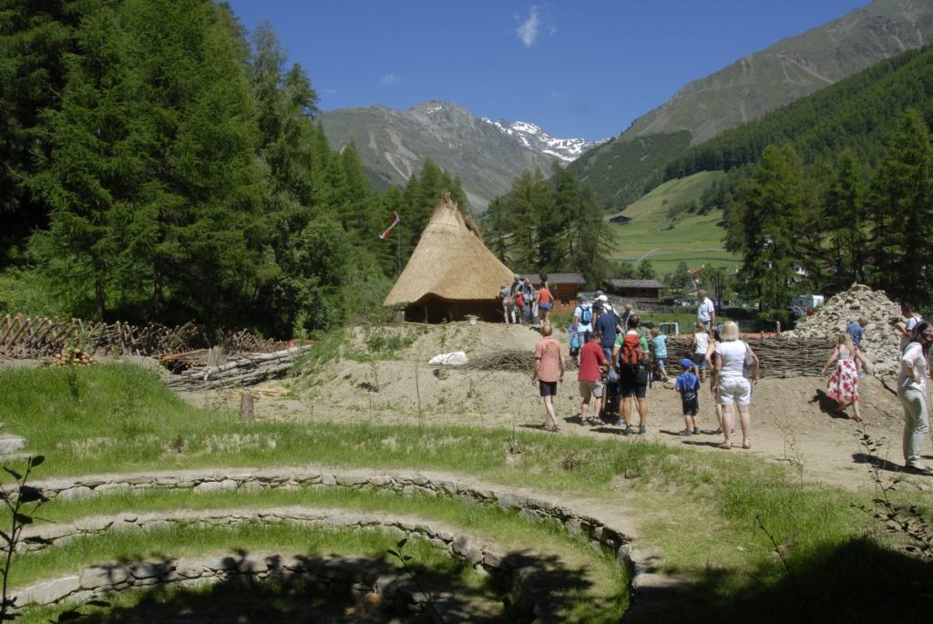 Führung auf der Baustelle des neuen Areals im archeoParc-Freilichtbereich mit Archäotechniker Wulf Hein und Johanna Niederkofler<br/>Visita guidata sul cantiere con larcheotecnico Wulf Hein e Johanna Niederkofler<br/>Visit to the construction site with Wulf Hein, expert in reconstruction archeology, and Johanna Niederkofler<br/><br/>July 2016