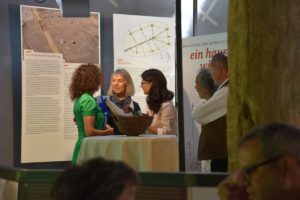 Eröffnung der Ausstellung Ein Haus wie damals. Bauen mit Holz, Lehm und Reet seit 5.000 JahrenInaugurazione della mostra La casa di Ötzi. Ricostruzione di una capanna preistorica Opening ceremony of the archeoparc exhibition on reconstructing a Bell-Baker Culture housef.l.t.r. Sonja Santer, Raffaella Poggiani, Johanna Niederkofler, Gianni Bodini, Karl Josef RainerJuly 2016