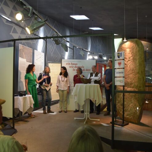 Museumsvereinspräsidentin Sonja Santer begrüßt die Gäste bei der Eröffnung der Ausstellung Ein Haus wie damals<br />Saluto di benvenuto da parte della presidente dellassociazione museale Sonja Santer in occasione dellinaugurazione della mostra La casa di Ötzi<br /> Opening ceremony of the archeoparc exhibition on reconstructing a Bell-Baker Culture house<br /><br />f.l.t.r. Sonja Santer, Raffaella Poggiani, Johanna Niederkofler, Gianni Bodini, Karl Josef Rainer, Wulf Hein<br />July 2016