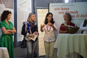 Eröffnung der Ausstellung Ein Haus wie damals. Bauen mit Holz, Lehm und Reet seit 5.000 JahrenInaugurazione della mostra La casa di Ötzi. Ricostruzione di una capanna preistorica Opening ceremony of the archeoparc exhibition on reconstructing a Bell-Baker Culture housef.l.t.r. Sonja Santer, Raffaella Poggiani, Johanna Niederkofler, Gianni Bodini July 2016