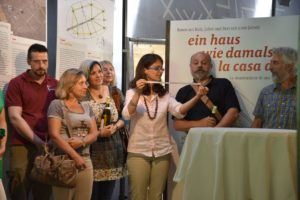 Eröffnung der Ausstellung Ein Haus wie damals. Bauen mit Holz, Lehm und Reet seit 5.000 JahrenInaugurazione della mostra La casa di Ötzi. Ricostruzione di una capanna preistorica Opening ceremony of the archeoparc exhibition on reconstructing a Bell-Baker Culture housef.l.t.r. Siegmar Gamper, Cristina Longhi, Vera Bauer, Raffaella Poggiani, Johanna Niederkofler, Alexander Bauer, Nicola DegasperiJuly 2016